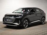 Le nouveau SUV Audi e-trac est garé dans un garage.