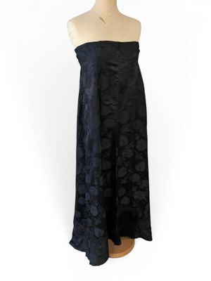 une robe noire sur un mannequin mannequin mannequin mannequin mannequin mann