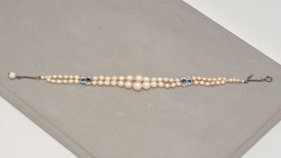 un gros plan d'un bracelet orné de perles et de pierres bleues