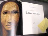 un livre ouvert sur lequel figure le portrait d'une femme