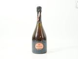une bouteille de vin posée sur une table
