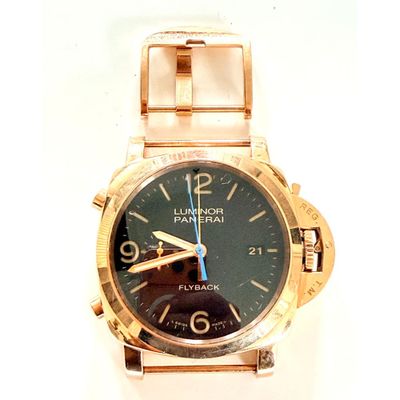 gros plan d'une montre sur une surface blanche