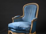 un fauteuil rembourré bleu sur fond noir
