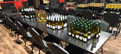 de nombreuses bouteilles de vin posées sur une table dans une pièce
