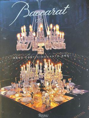 la couverture d'un livre sur laquelle figurent un lustre et des bougies
