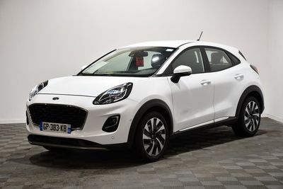 une voiture blanche garée dans une pièce au sol en damier