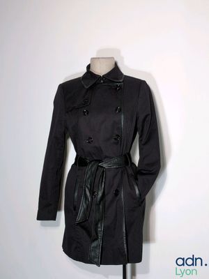 une photo d'un trench-coat noir sur un mannequin