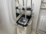 une machine qui se trouve dans le coin d'une pièce