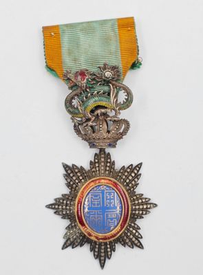 une image représentant une médaille ornée d'un dragon sur le recto