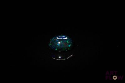 l'image d'une boule de verre dans l'obscurité