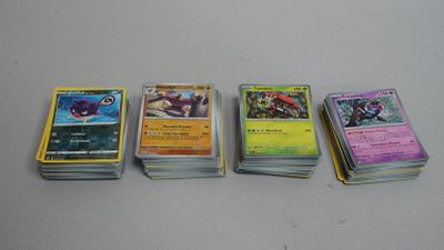 un lot de cartes posées sur une table
