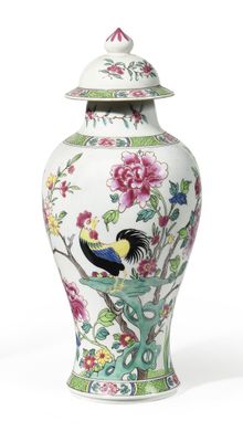 une image représentant un vase orné d'un oiseau et de fleurs