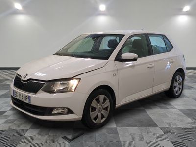 la voiture blanche est garée sur un sol en damier dans le garage