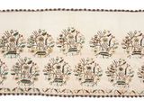un tapis blanc orné d'un motif d'oiseaux et de fleurs