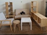 un salon avec un canapé, un fauteuil, une table basse et une bibliothèque