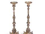paire de bougeoirs anciens en laiton ornés de motifs floraux