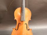 un gros plan d'un violon posé sur une surface grise