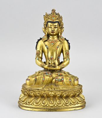une statue en or représentant un Bouddha assis sur un socle en forme de lotus
