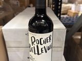 une bouteille de vin posée sur une table