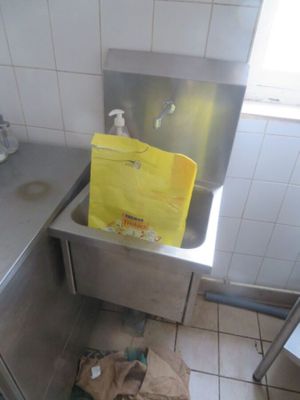 un sac poubelle posé dans l'évier de la cuisine