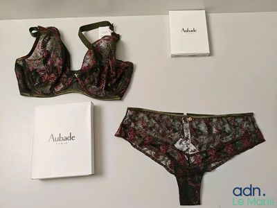 On voit une photo d'un soutien-gorge et d'une culotte posés sur une table
