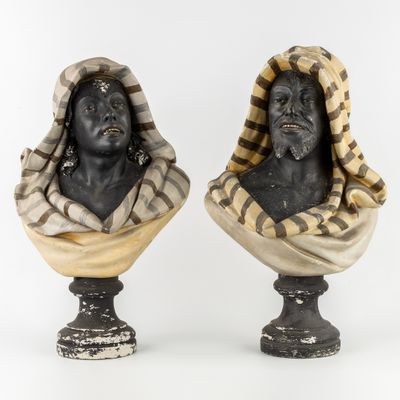 une paire de bustes représentant un homme et une femme portant des foulards sur la tête