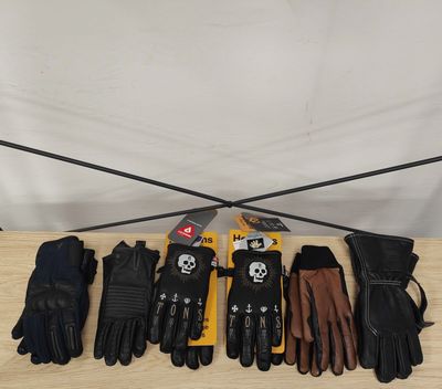 cinq paires de gants sont alignées sur une table en bois