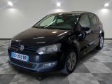 la photo d'une voiture noire garée dans un garage