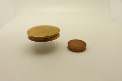 une petite table en bois sur laquelle se trouve une pièce de monnaie