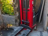 un chariot élévateur rouge garé dans un garage