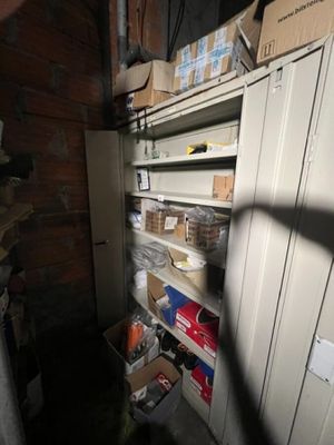 un placard rempli de cartons et des cartons dans une pièce