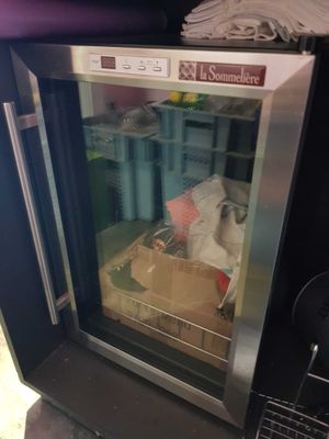un petit réfrigérateur qui contient beaucoup de nourriture