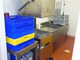 une photo d'une cuisine avec un évier et un comptoir