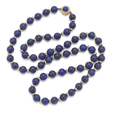 un collier de perles de lapis-lazuli avec un fermoir en or