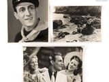 trois photos en noir et blanc d'un homme et d'une femme sur la plage