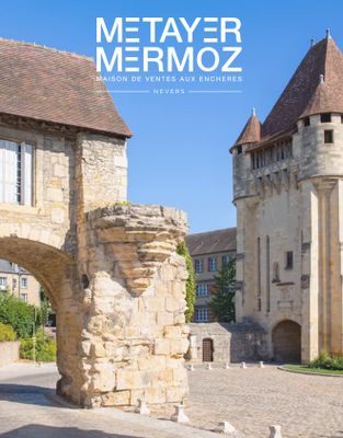 un bâtiment en pierre avec une tour et un portail devant