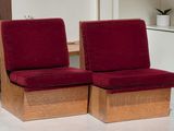 deux chaises rouges placées l'une à côté de l'autre dans une pièce