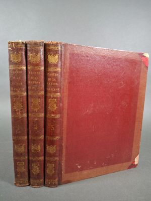 trois livres sont empilés sur une table