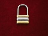 une image représentant un cadenas posé sur un tissu rouge