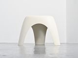 un tabouret blanc posé au milieu d'une pièce