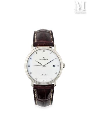 gros plan d'une montre sur fond blanc