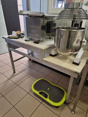 une photo d'une cuisine où l'on voit un mixeur et une balance posés par terre