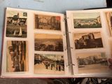 une personne tenant un livre illustré