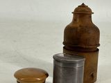 trois récipients posés les uns à côté des autres sur une surface blanche