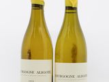 deux bouteilles de vin posées l'une à côté de l'autre sur une surface blanche