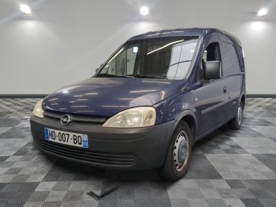 la photo d'une camionnette bleue garée dans une pièce