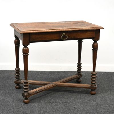 Table bureau en chêne teinté ouvrant par un tiroir en ceintu…