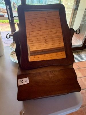 un petit bureau en bois surmonté d'un miroir