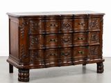 une photo d'une commode en bois dont les tiroirs sont sculptés
