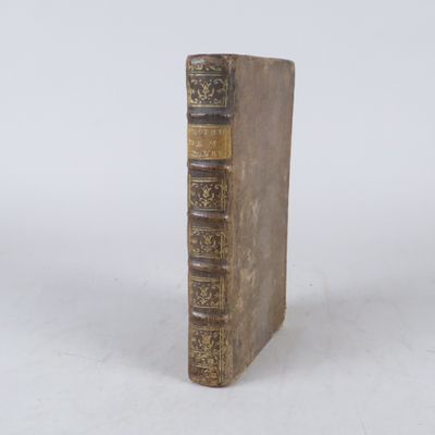 un vieux livre posé sur une surface blanche
